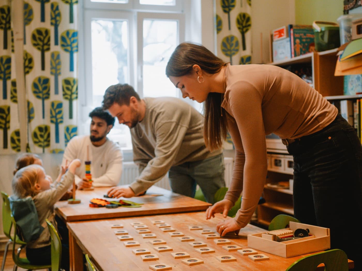 ErzieherInnen und Kinder basteln gemeinsam im Krikelkrakel
